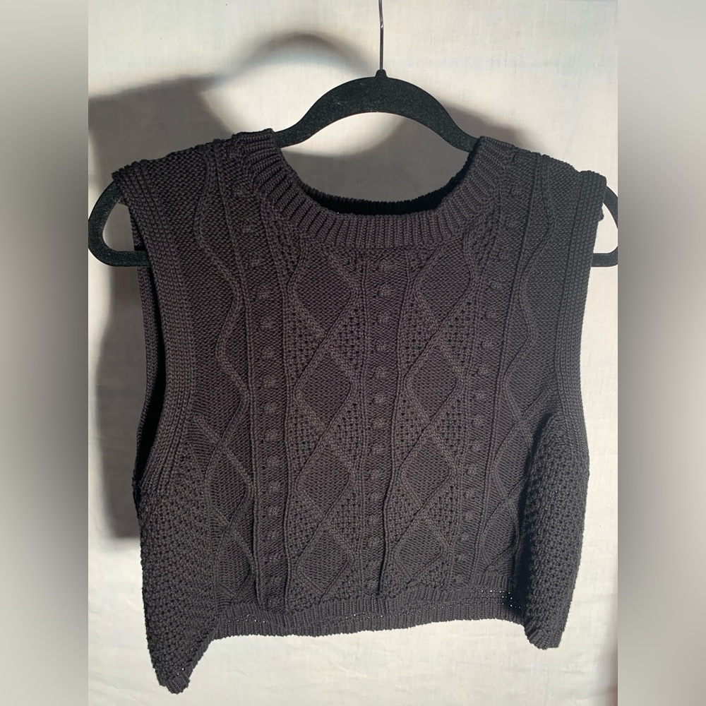 Woman’s cropped sweater vest| size: Large| Brand: Double zero| No flaws|